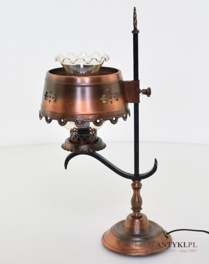 miedziana lampa na stolik